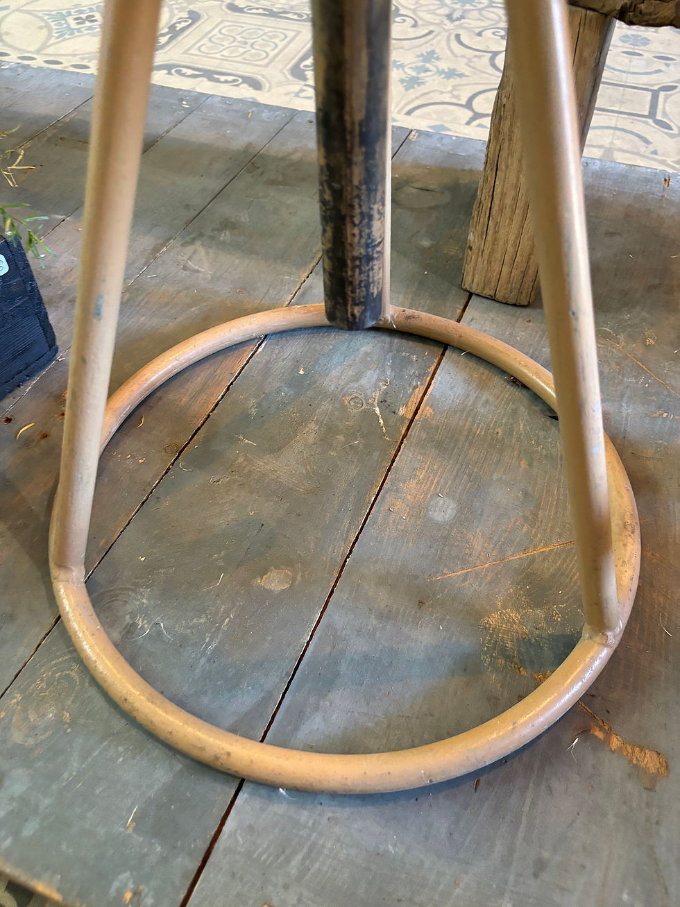 Miniature : Tabouret en métal patiné beige 