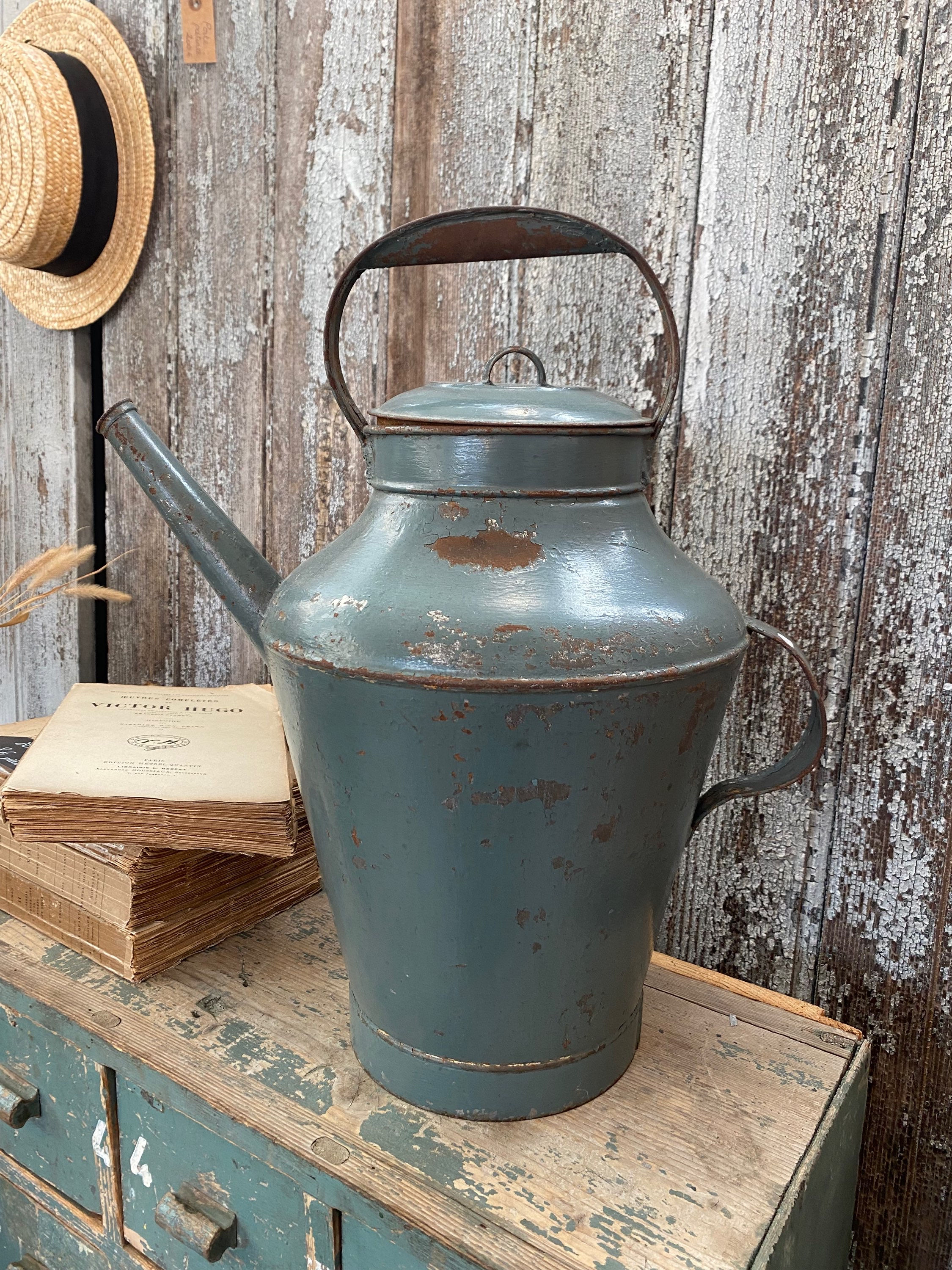 Arrosoir bleu ancien