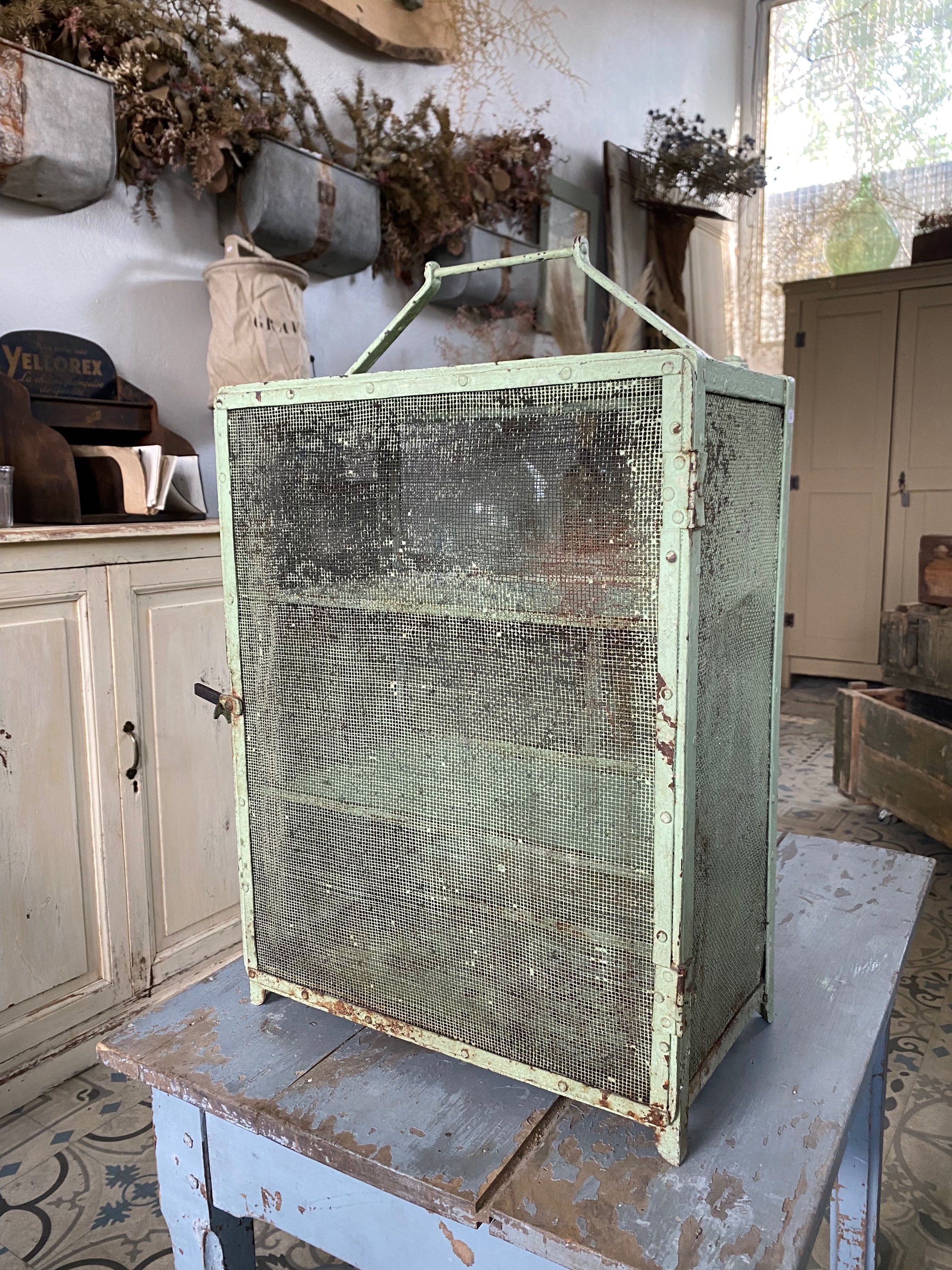 Garde manger en métal vert