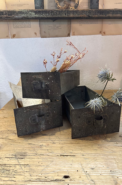 Petits tiroirs en zinc