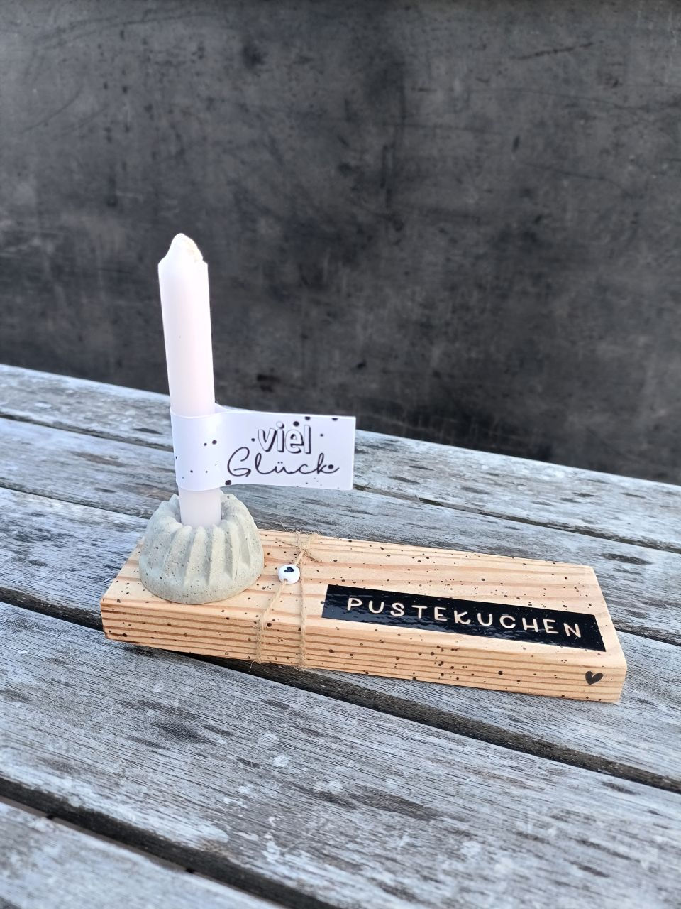 Miniaturbild: Pustekuchen mit Kerze und Betongugelhüpfli