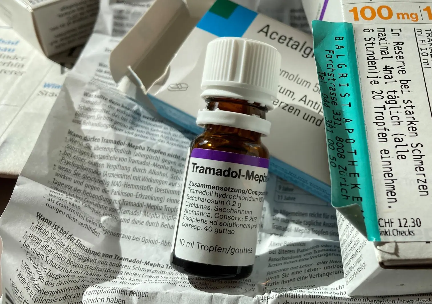 Ein Fläschchen Tramadol und andere Schmerzmittel