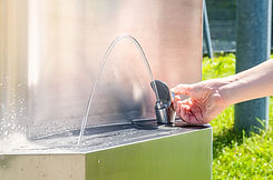 Frisches Trinkwasser aus einem unserer edelstahl Trinkbrunnen.