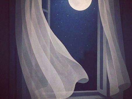 Mond scheint durch Fenster