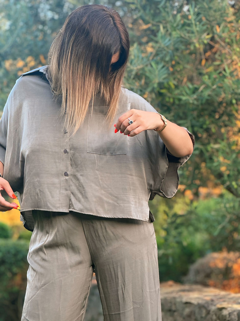 Miniatura: Camicetta svasata Giulia con dettaglio bottoni davanti facilmente indossabile