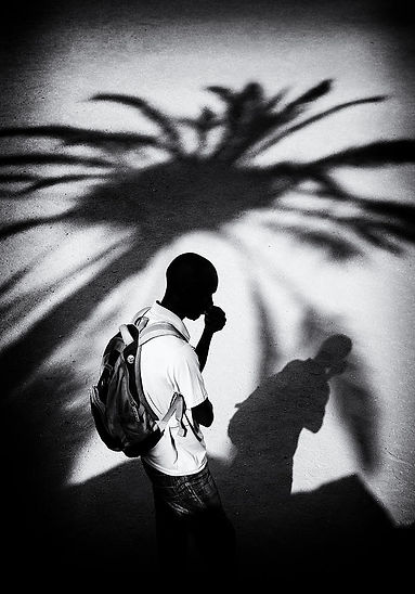 black-and-white-street-photography-with-dark-shadows-in-barcelona-matthias-hauser.jpg