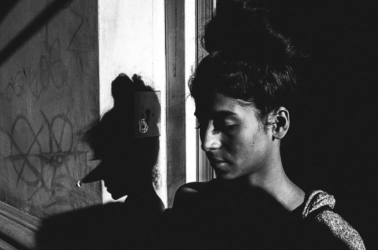 eric-kim-street-photography-the-city-of-angels-black-and-white-3-pinnochio-shadow-downtown