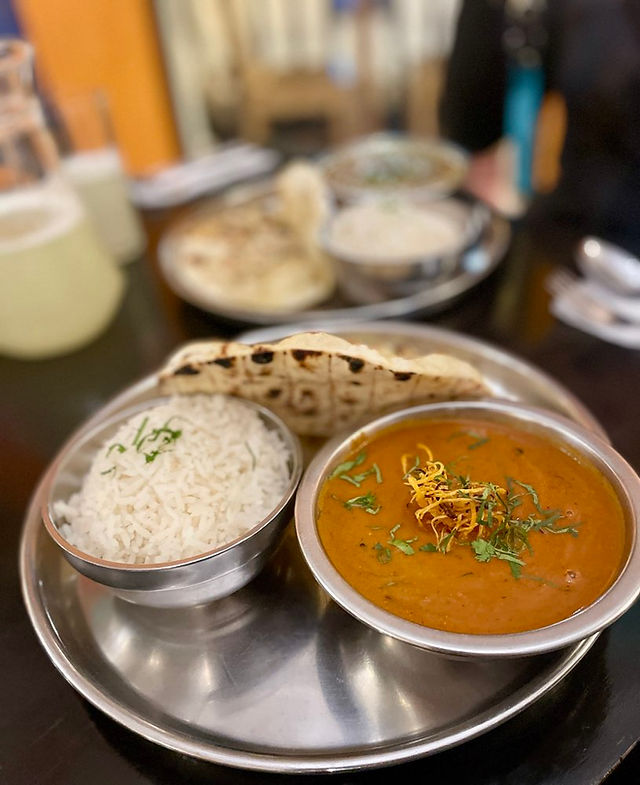 Indisches Essen: Reis, Naan und Curry