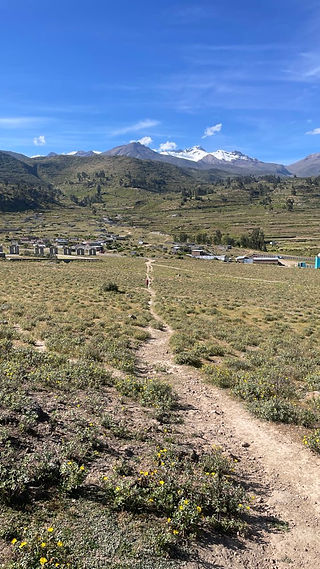 Wanderweg zu einem Bergdorf in den Anden