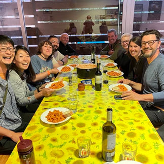 Gruppe genießt Pasta-Essen zusammen