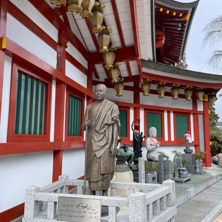 Buddha-Statue vor rotem Tempel