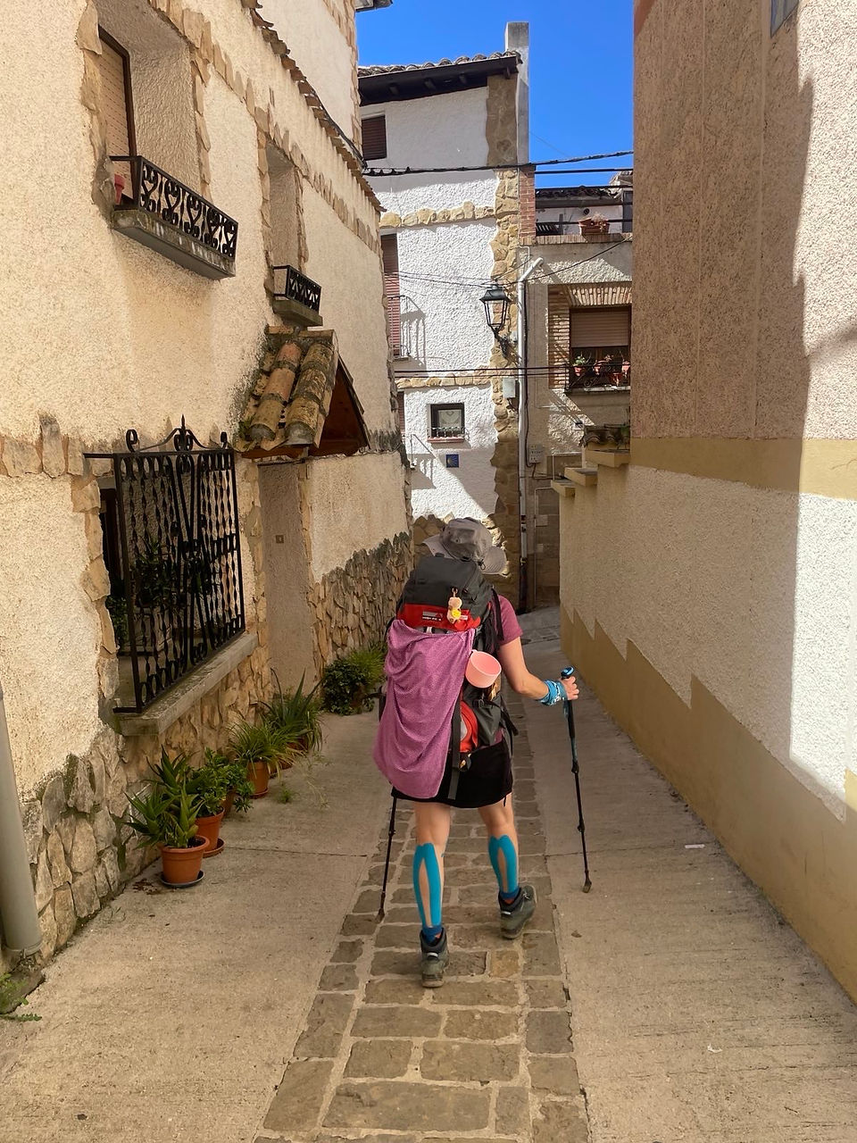 Wanderin in schmaler Gasse