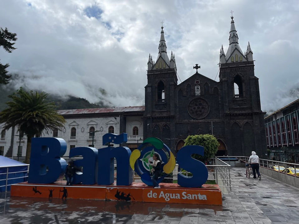 „Baños de Agua Santa“ Schild vor Kirche
