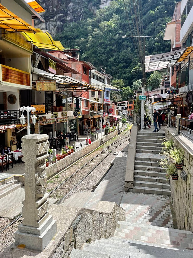 Straßenansicht Aguas Calientes, Zuggleise, bunte Häuser