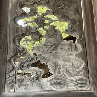 Detailreiche Holzschnitzerei: Mann auf Drache