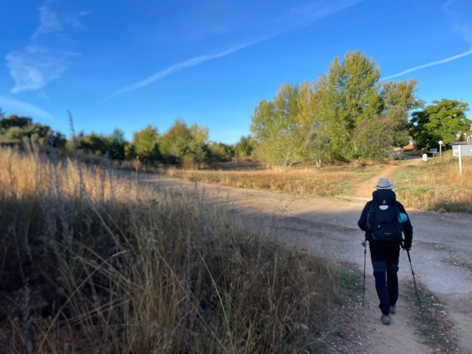 Wanderer auf herbstlichem Feldweg