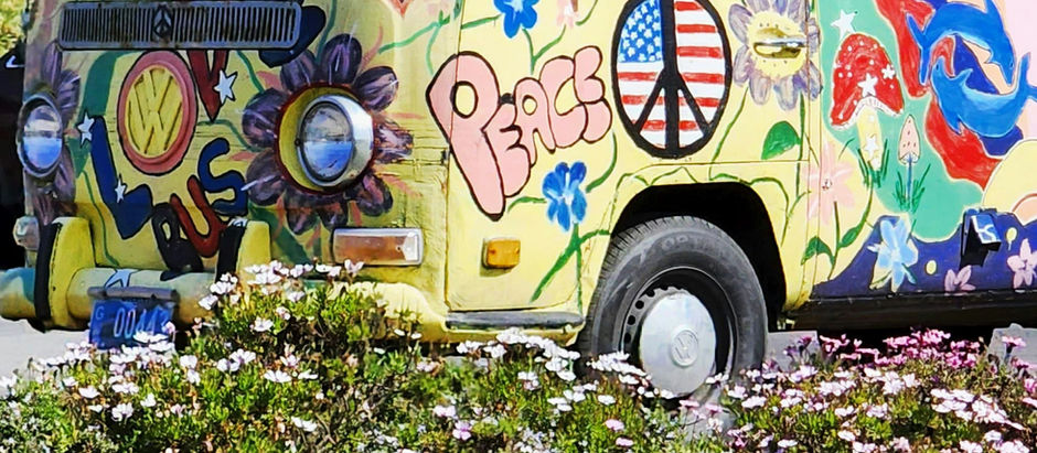 furgoncino hippie con disegni e fiori