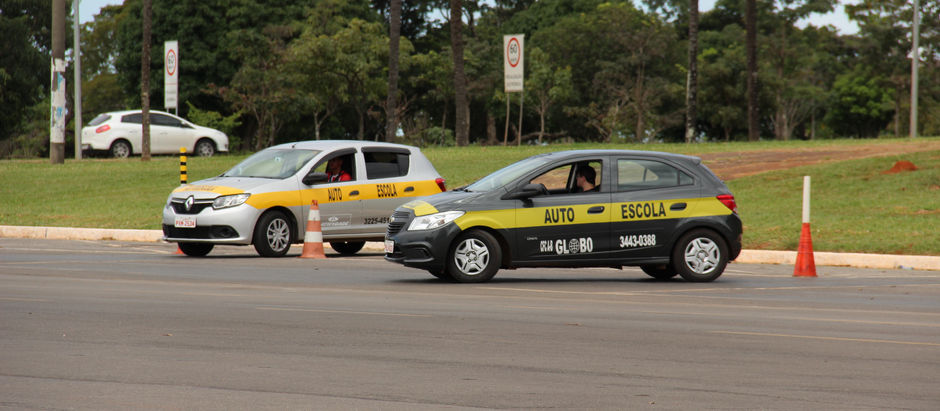 Carros de autoescola em estacionamento no Parque da Cidade