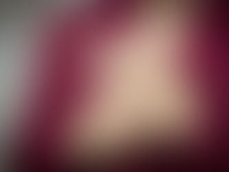 Foto em close para as mãos de uma mulher idosa com blusa cor vinho, sem identificar o rosto