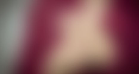 Foto em close para as mãos de uma mulher idosa com blusa cor vinho, sem identificar o rosto
