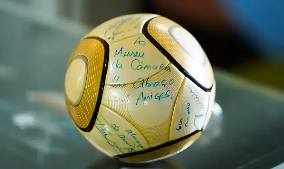 bola autografada por neymar que foi furtada durante o dia 8 de janeiro