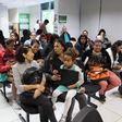 Sala com várias mulheres sentadas aguardando atendimento.