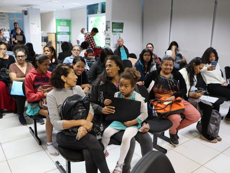 Sala com várias mulheres sentadas aguardando atendimento.