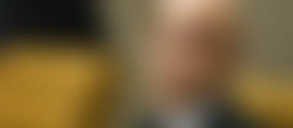 Ministro Alexandre de Moraes com cadeiras do plenário em fundo desfocado