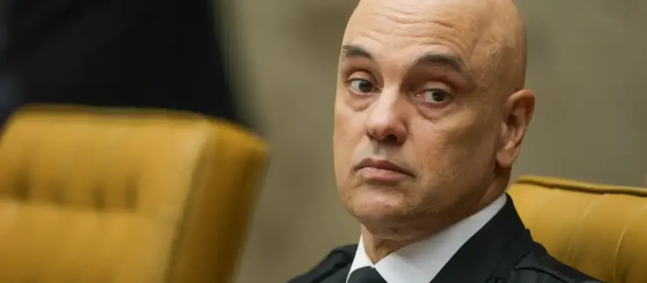 Ministro Alexandre de Moraes com cadeiras do plenário em fundo desfocado
