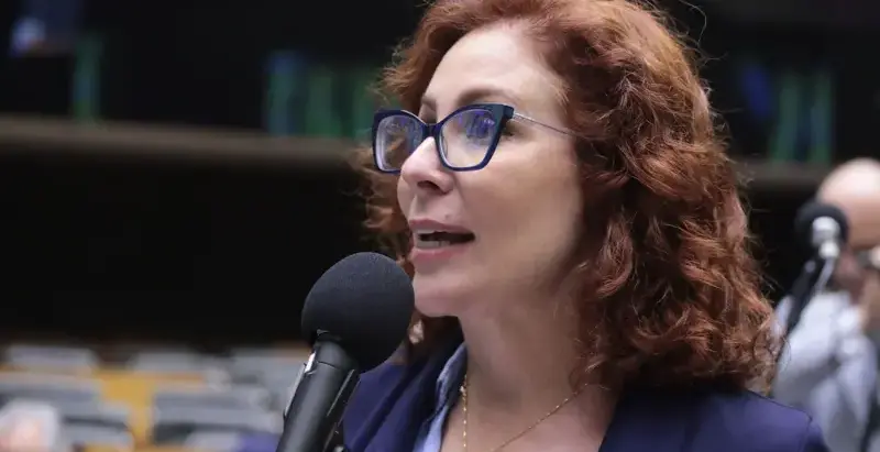 Zambelli falando na tribuna da Câmara dos Deputados