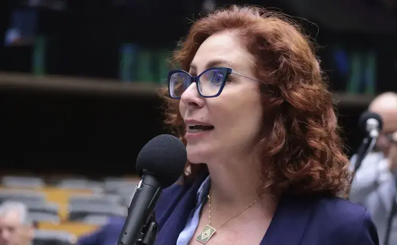 Deputada Carla Zambelli falando na tribuna na Câmara dos Deputados