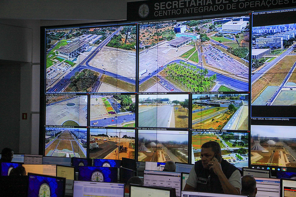 secretaria de segurança pública, com telas monitorando as vias do DF e agentes públicos trabalhando