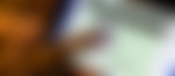 Mão passa por tela de celular com imagem da carteira digital de trânsito. O crédito é da Agência Brasil