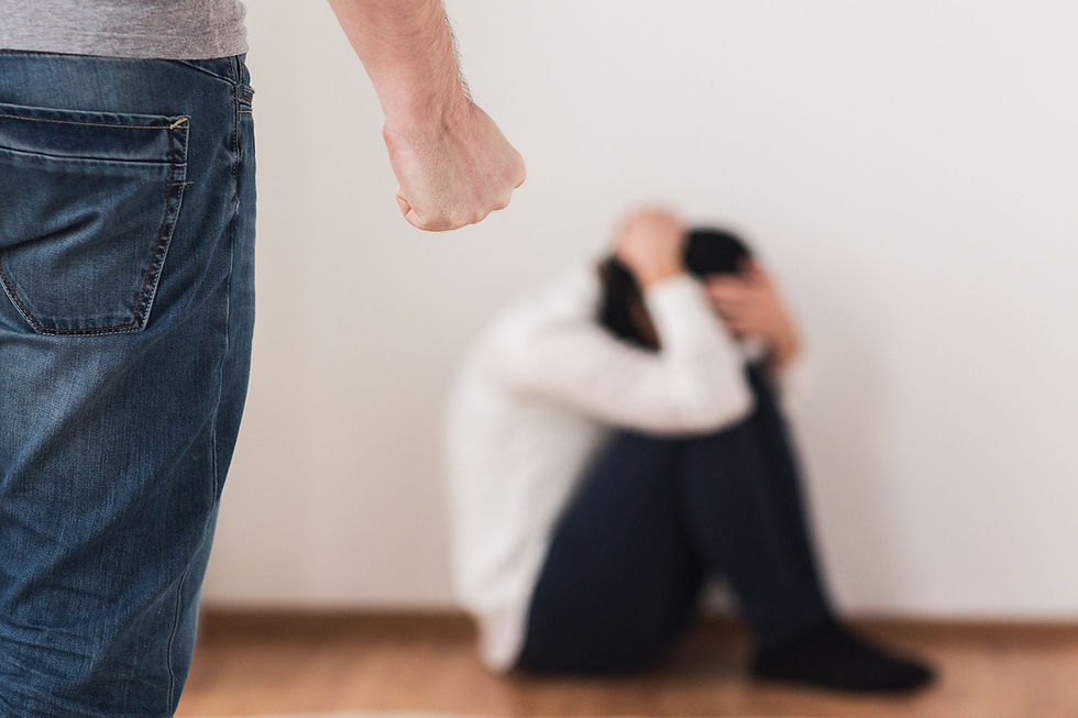homem em primeiro plano com punho cerrado e mulher desfocada no funndo