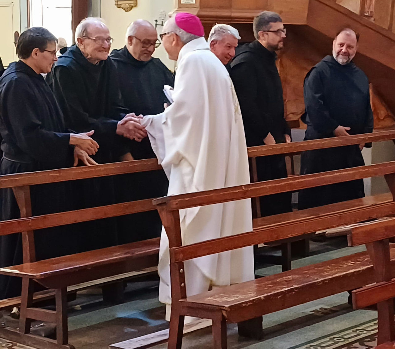 Mons. Zordán saludando