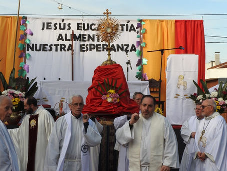 Monseñor Zordán presidió la celebración de Corpus Christi en Gualeguaychú