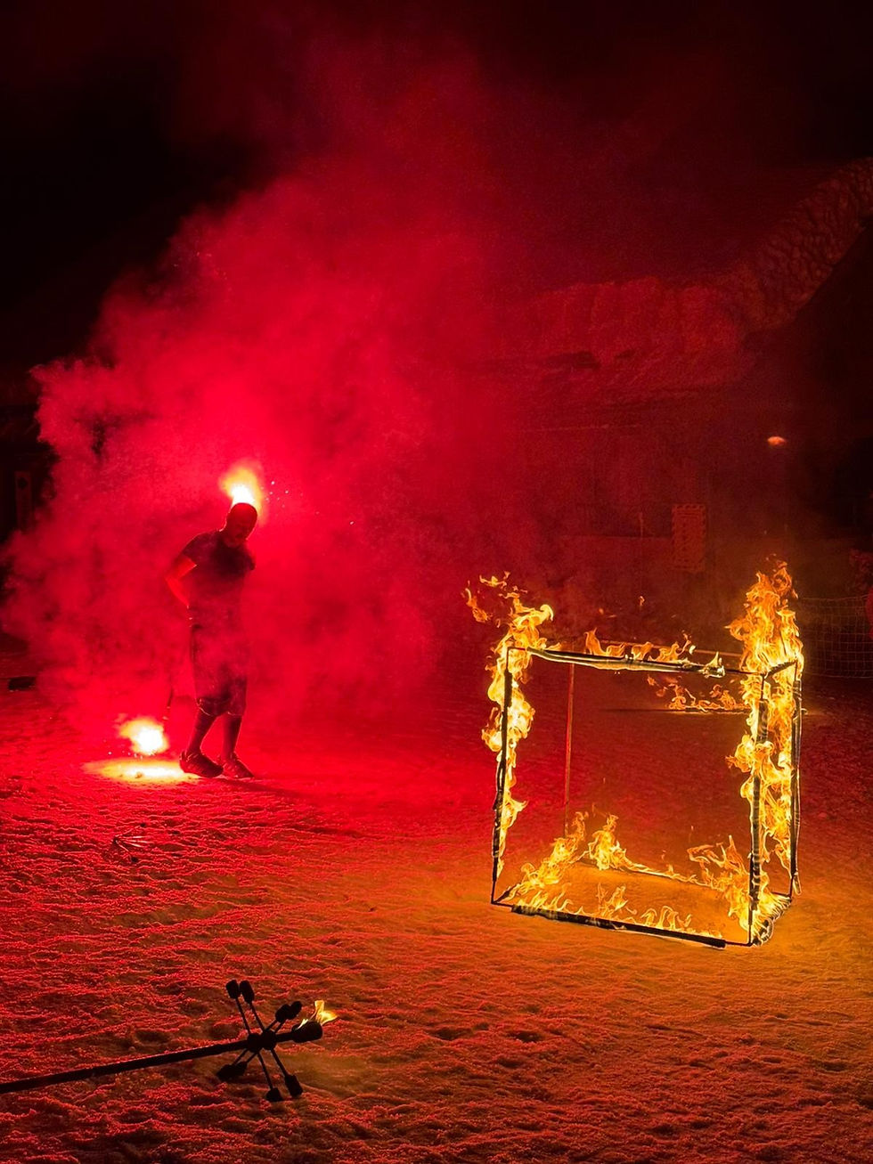 Spectacle de feu en station de ski : pourquoi c’est génial… et franchement compliqué ❄️🔥