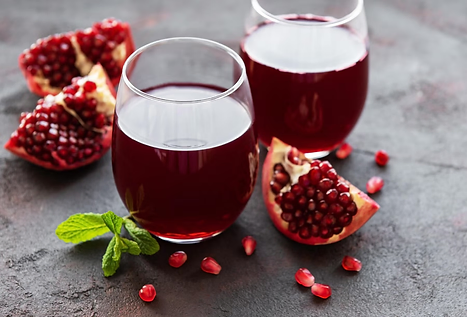 C’est la star des jus du moment, la grenade séduit par son caractère exceptionnel ! C’est une boisson très recherchée pour ses effets bénéfiques sur la santé. Riche en phénols comme en antioxydants notamment, la grenade est recommandée par la science pour limiter les risques cardio-vasculaires mais aussi pour lutter contre certains cancers et le diabète. Ses tanins sont réputés pour ralentir le vieillissement.