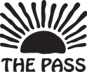 El logo de The Pass representa la esencia del mar y la libertad del estilo de vida surf. Su diseño simple y limpio