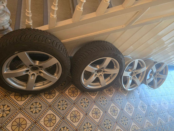Lot de 4 jantes alu avec 2 pneus Nexen