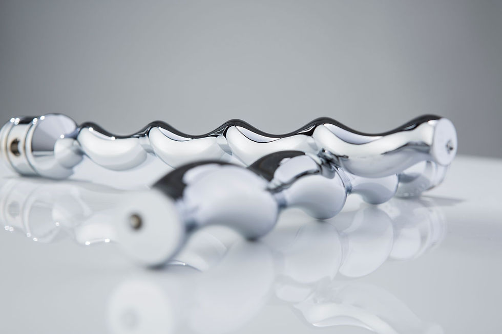 Ein verchromtes Stück Metall auf einer Platte