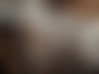 Mann schaut Bier in einem Messbecher an in einer Brauerei