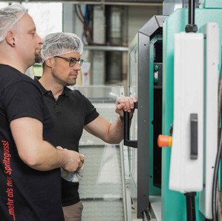 2 Männer in der Produktionshalle von BERGI-PLAST