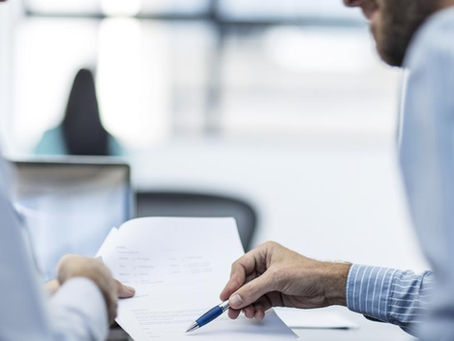 Zwei Personen prüfen Dokument