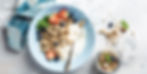 Schüssel mit Müsli, Obst und Joghurt auf einem Tisch