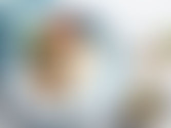 Schüssel mit Müsli, Obst und Joghurt auf einem Tisch