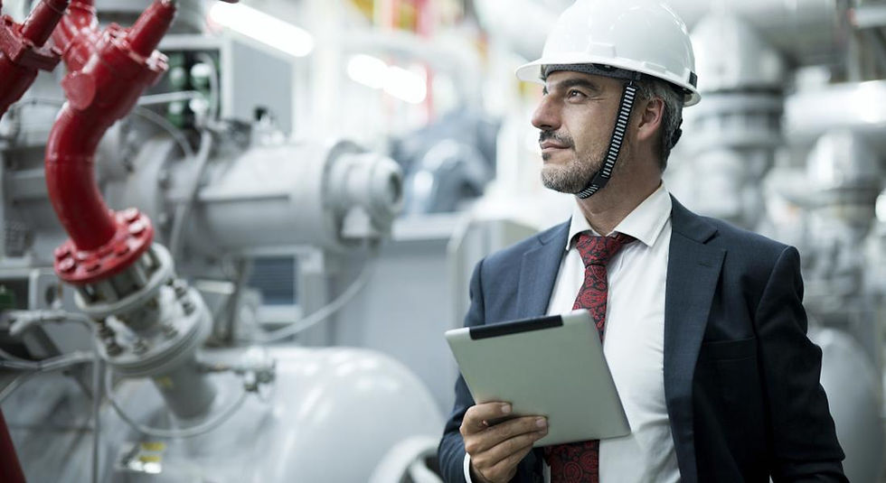 Mann mit Tablet und Helm