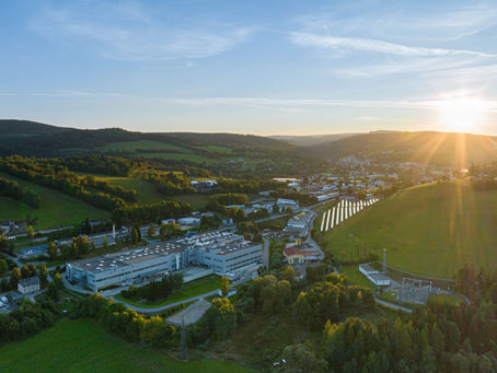 Produktionsstandort Rohde & Schwarz von oben bei Sonnenaufgang