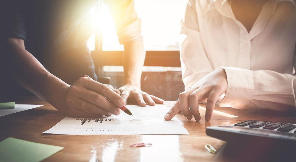 Zwei Personen arbeiten zusammen