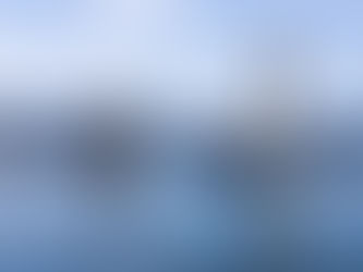 Ein Schiff fährt in den Hafen rein